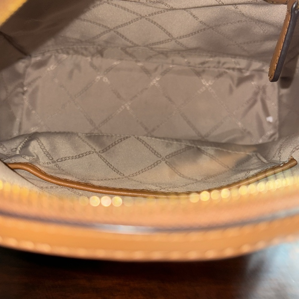 MICHAEL KORS Sheila Signature Backpack - Picture 12 of 13